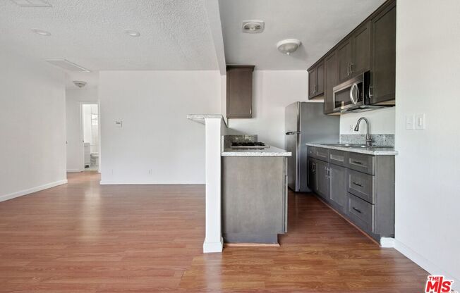 6612 De Longpre Ave