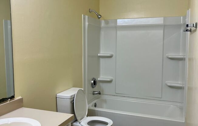 2 beds, 1 bath, 900 sqft, $1,300, Unit C7