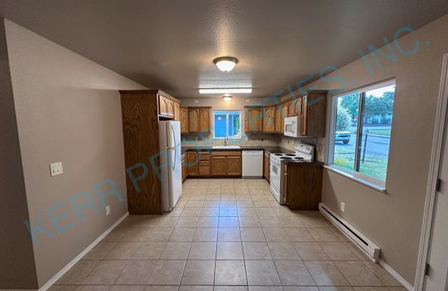 3142 NE 16 ST