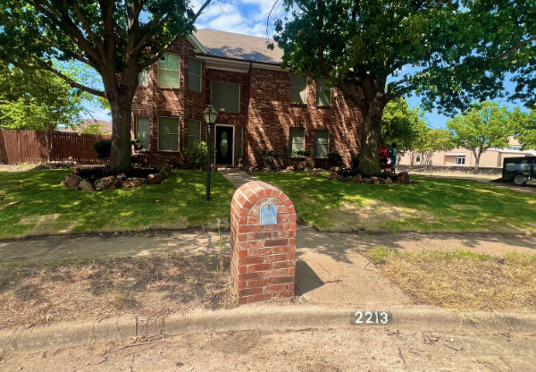 2213 RIDGEWOOD DR