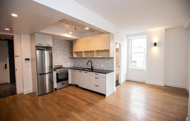 323 E 19 ST