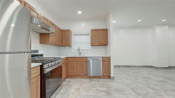 2 beds, 1 bath, $2,900, Unit 2R