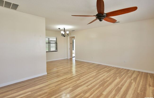 Cozy 3/2 Split Floorplan Home with a Spacious 2 Car Garage in the Beautiful Neighborhood of Piedmont Lakes - Apopka!
