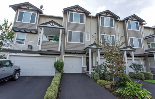 Beautiful 2BD Townhouse in Fantastic Progress Ridge Location! Mt. Hood View!