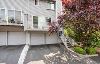 Beautiful 2 Bed 1.5 Bath in Sought After Woodridge, Bellevue.