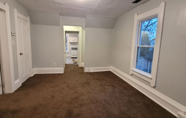 2 beds, 1 bath, $900, Unit Up