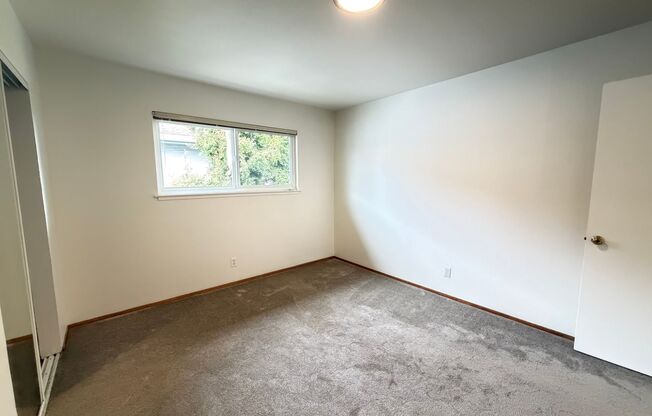 2 beds, 1 bath, $2,600, Unit 2053 Central Ave C (LO)