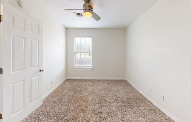 a room with a carpeted floor and a ceiling fan at Bennett Ridge Apartments, Oklahoma City, OK, 73132