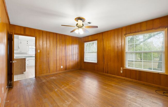 AVAILABLE NOW--- 3 Bed, 1.5 Bath in Eastgate