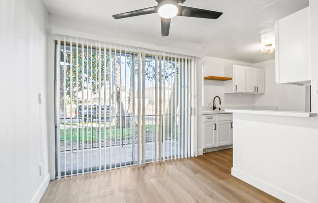 the preserve at ballantyne commons apartment living room and kitchen