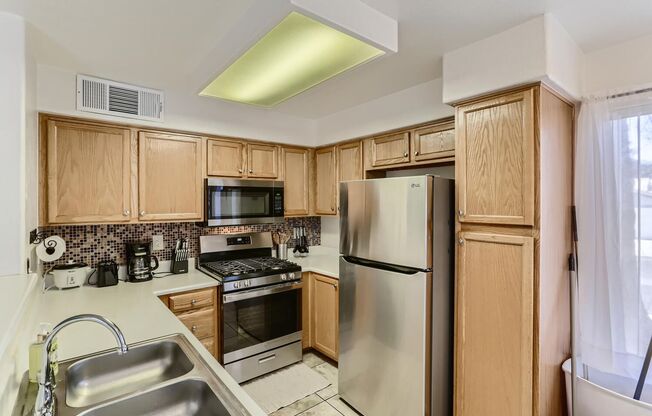 FULLY FURNISHED 2 bedroom condo near UNLV!