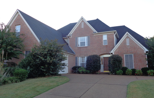 4br/2.5ba home located in Walnut Gardens offering open floor plan w/ soaring ceilings. Pets are welcome!