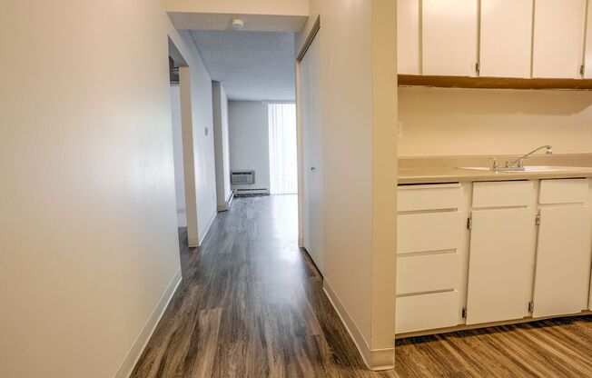 2 beds, 1 bath, 1,015 sqft, $1,565, Unit 182
