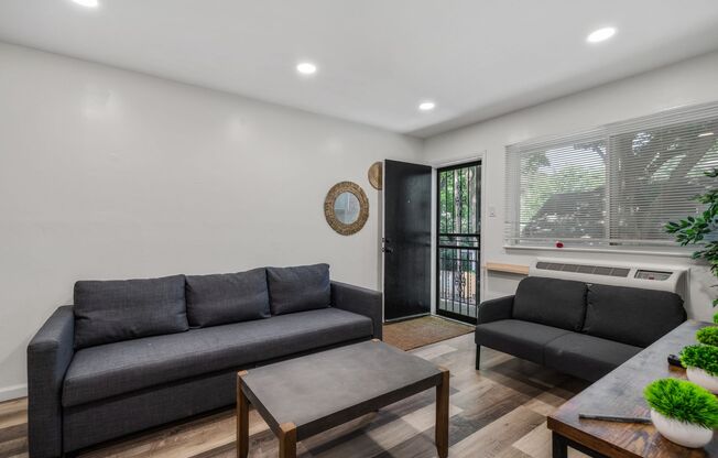 Gorgeous Renovated 1 & 2 Bedroom Apartment @ 1512 Court