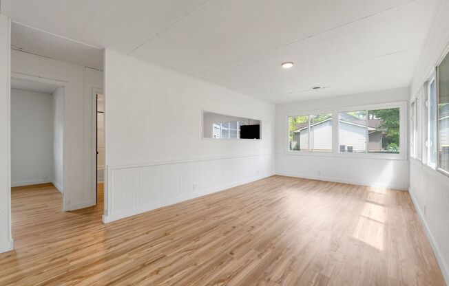 NEW LISTING! 3 BEDROOM HOUSE!