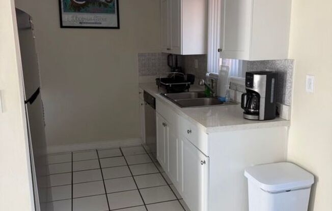 Private Bedroom w/ Private Bath in Spacious 1,100 Sq Ft Home – Prime Location