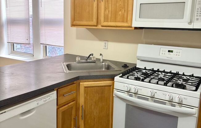 3 beds, 1 bath, 1,400 sqft, $1,595, Unit 4532-B15