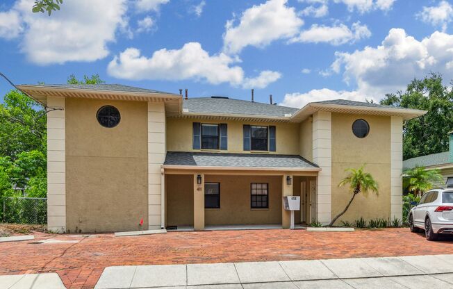 Large 2 bed / 2 bath plus flex area located in Hyde Park