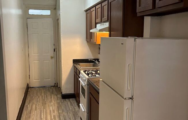 2 beds, 1 bath, $1,200, Unit 3