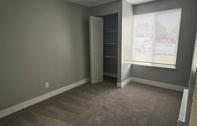 3 beds, 1 bath, 890 sqft, $1,595, Unit 505 M2