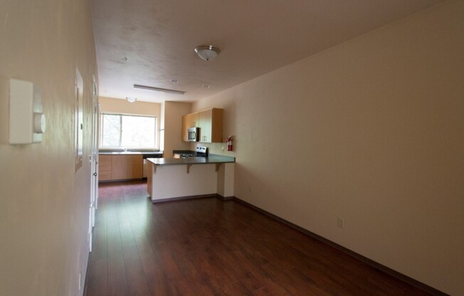 2 beds, 1.5 baths, 879 sqft, $1,890, Unit 33