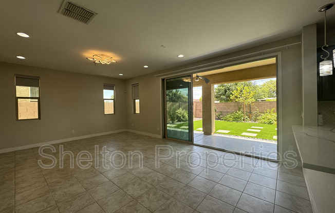 5229 N 79 DR