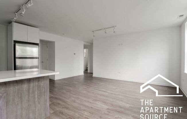 Stylish 2 Bed in Uptown - Steps from the Beach, Transit & More!