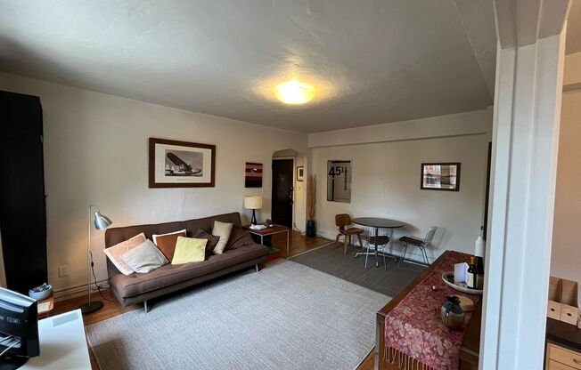 Fully Furnished 1 Bedroom, 1 Bathroom Condo in the Heart of Shadyside Available Now!
