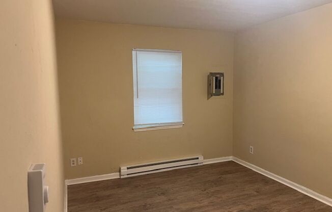 2 beds, 1 bath, $1,100