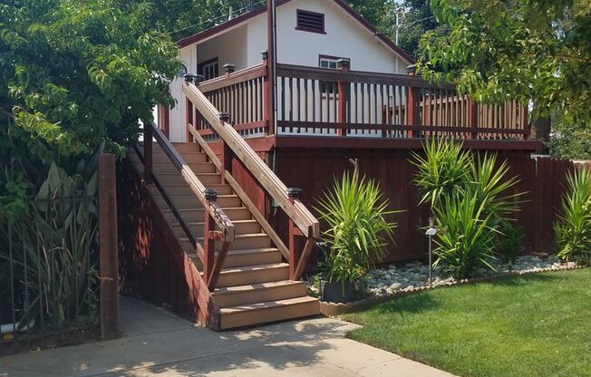 Central Roseville, 1 Bed, 1 Ba, Wall Air, Large Living Room, Bedroom Downstairs, Large Deck great for Entertaining, Lawn