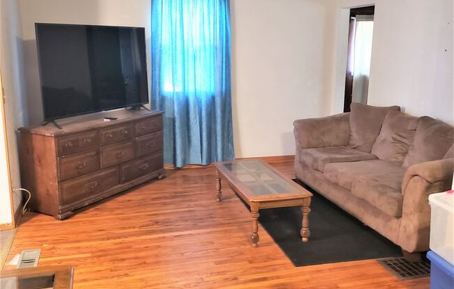 Cozy 3 bed 1 bath house Available