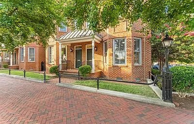 Gorgeous 3bd 3bath home available 08/07