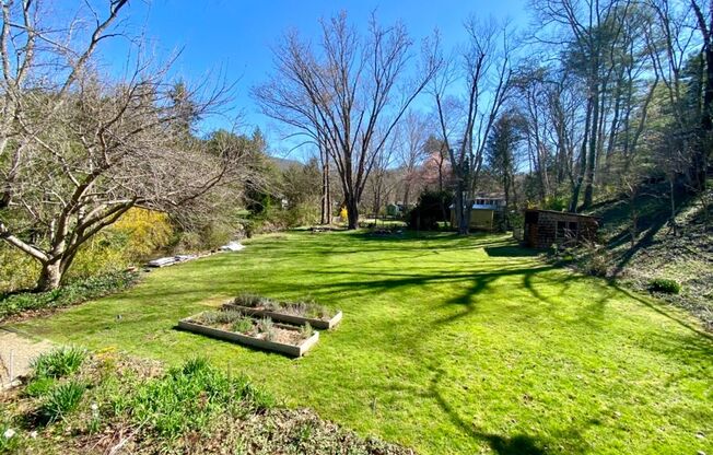 Beautiful Creekside Cottage in North Asheville