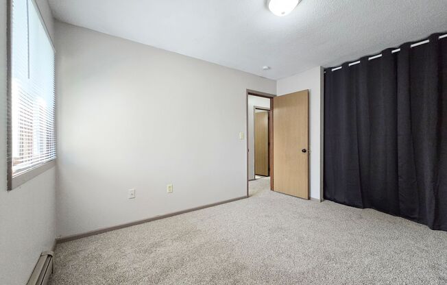 3 beds, 1 bath, 900 sqft, $929, Unit 202