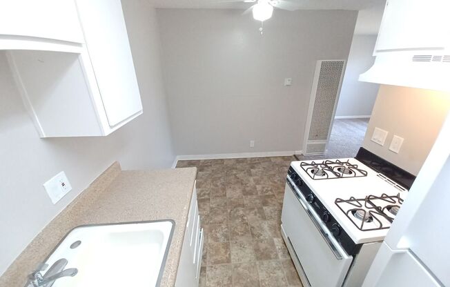 Studio, 1 bath, 550 sqft, $1,100, Unit UNIT 77