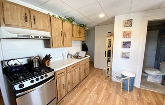 2 beds, 1 bath, $2,400, Unit 2