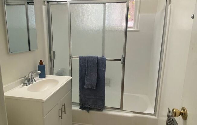 2 beds, 1 bath, 702 sqft, $2,350, Unit B15