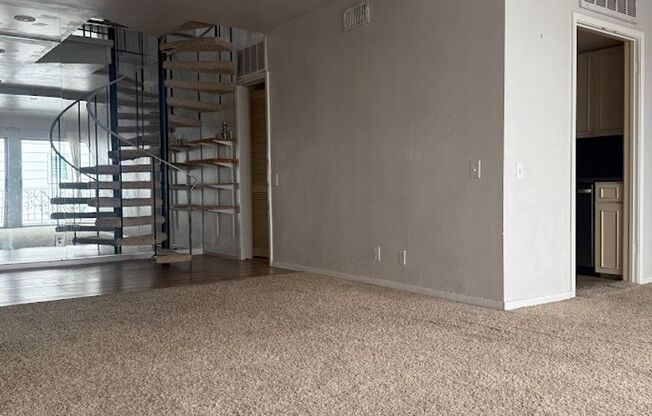 San Pedro Square - West Campus - Townhome - Old School Luxery - W/D - Fireplace - Updated Kitchen - $2200