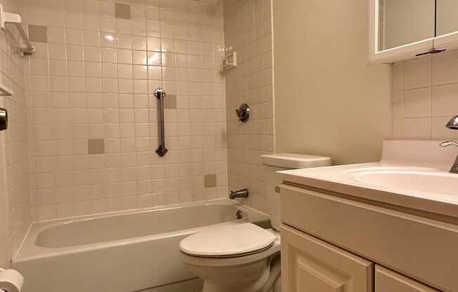 1 bed, 1 bath, 908 sqft, $3,000, Unit T103