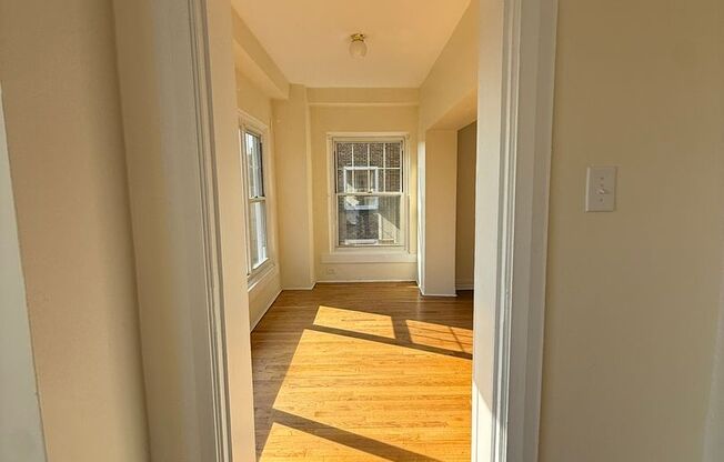 1 bed, 1 bath, 572 sqft, $1,510, Unit Old King Edward 46