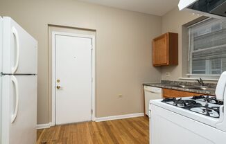 3 beds, 1 bath, $1,700, Unit 44-2