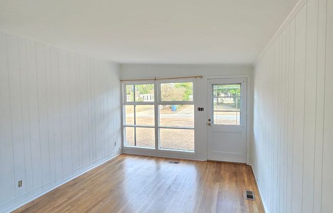 SUNSET PARK - Adorable cottage style home close to downtown! MOVE IN SPECIAL! SAVE $500 on first months rent!
