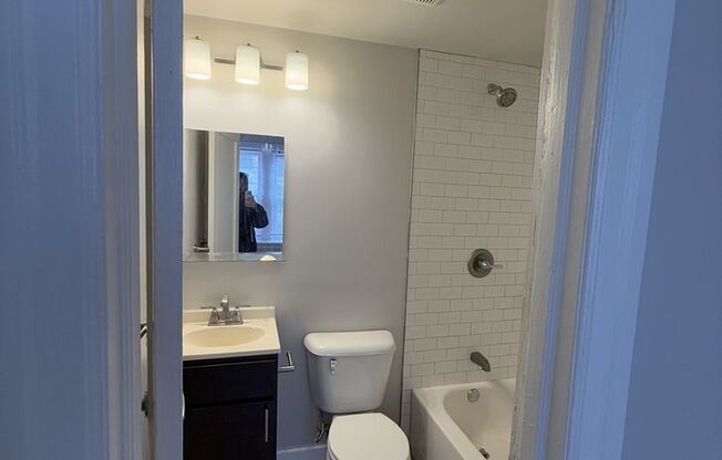 1 bed, 1 bath, $1,300, Unit B202