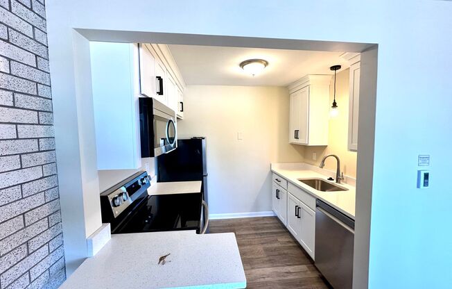 Studio, 1 bath, 480 sqft, $825, Unit 1E