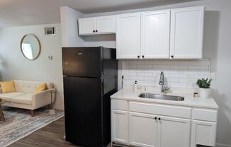 2 beds, 1 bath, 725 sqft, $1,599, Unit C3