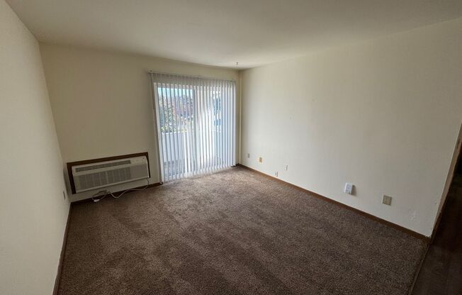 3 beds, 1 bath, 1,040 sqft, $1,695, Unit 3164-304