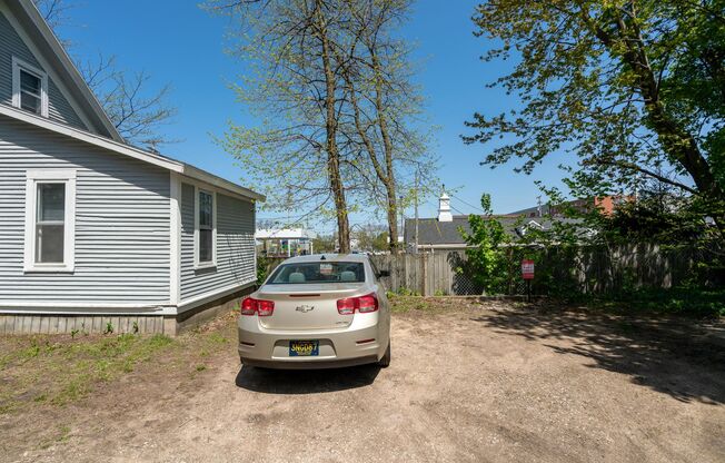 2 beds, 1 bath, 700 sqft, $1,250, Unit 02
