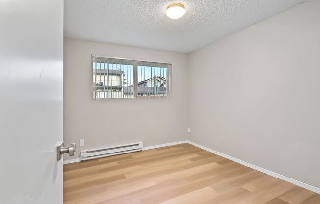 3 beds, 1 bath, 864 sqft, $1,895, Unit 16
