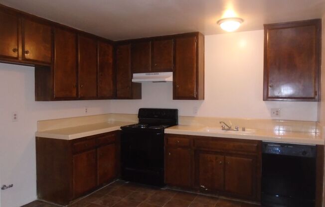 2 beds, 1.5 baths, $1,295, Unit UNIT 5