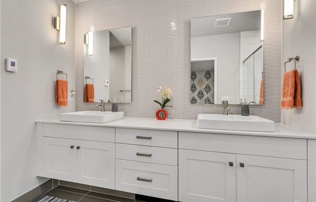 Stunning modern townhome 3 bedroom 3 bath Bellevue Microsoft area